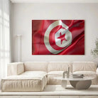 Tableau Drapeau Tunisie en verre acrylique, accroché dans un salon lumineux au-dessus d'un canapé beige