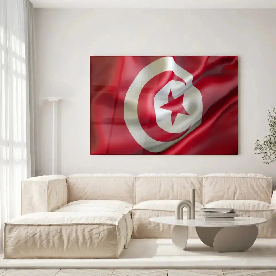 Tableau Drapeau Tunisie en verre acrylique, accroché dans un salon lumineux au-dessus d'un canapé beige