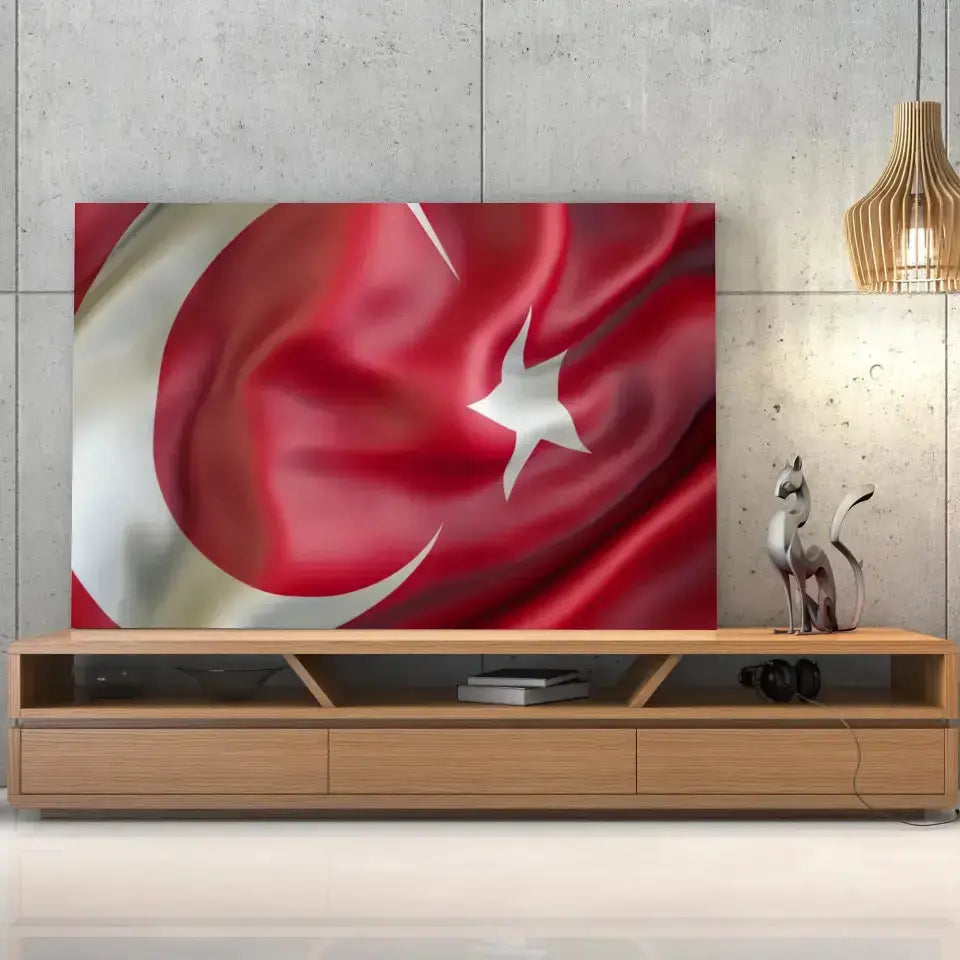 Tableau Drapeau Turquie sur toile, posée sur un meuble TV en bois devant un mur en béton