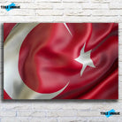 Tableau Drapeau Turquie sur toile, vue de face sur un mur de briques blanches