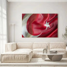 Tableau Drapeau Turquie sur toile, accrochée dans un salon lumineux au-dessus d'un canapé beige