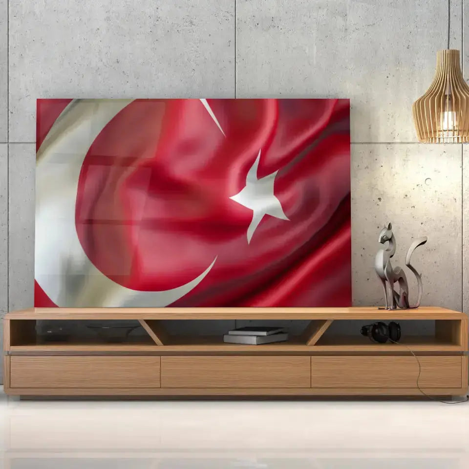Tableau Drapeau Turquie en verre acrylique, posé sur un meuble TV en bois devant un mur en béton