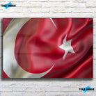 Tableau Drapeau Turquie en verre acrylique, vue de face sur un mur de briques blanches