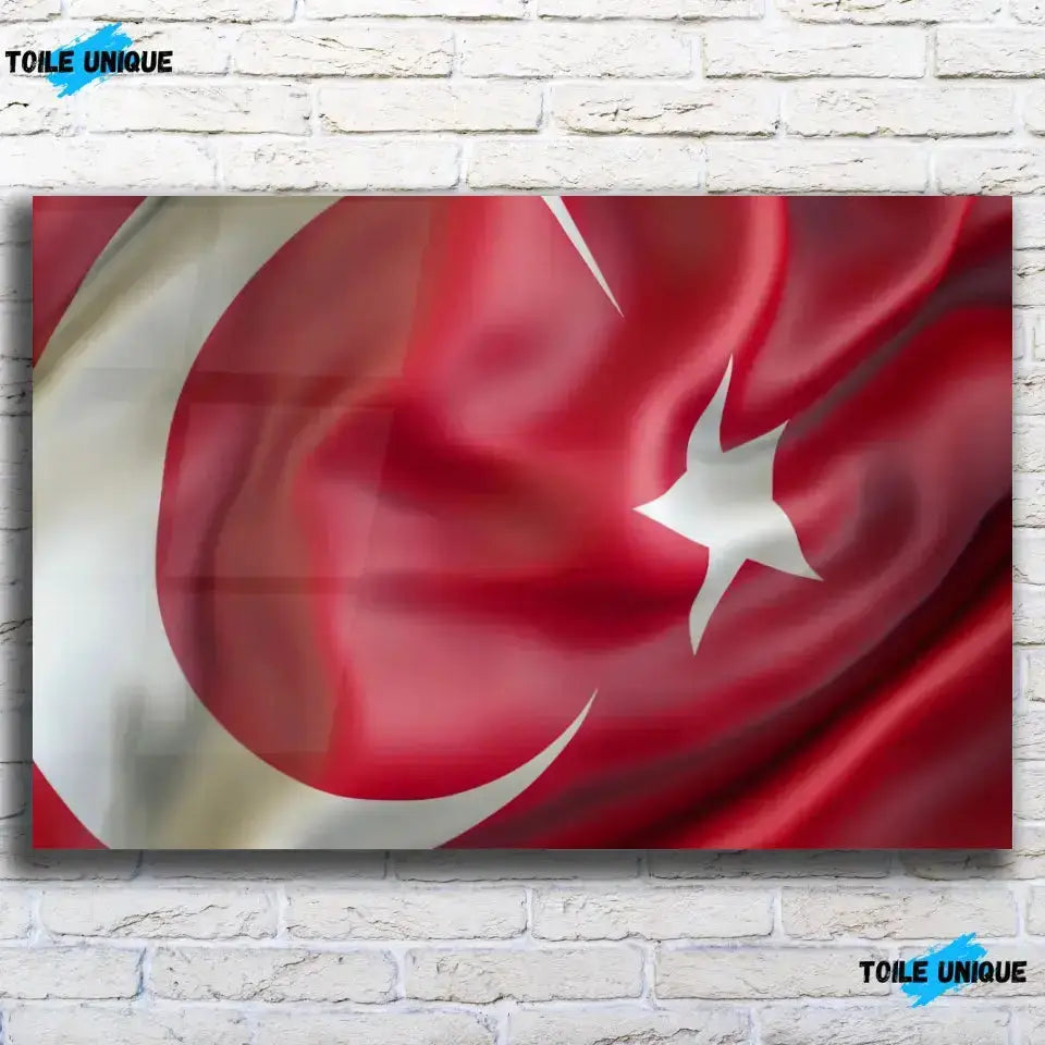 Tableau Drapeau Turquie en verre acrylique, vue de face sur un mur de briques blanches