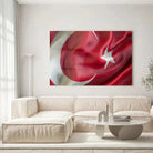 Tableau Drapeau Turquie en verre acrylique, accroché dans un salon lumineux au-dessus d'un canapé beige