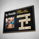 Tableau famille personnalisé Scrabble dans un cadre noir, incliné