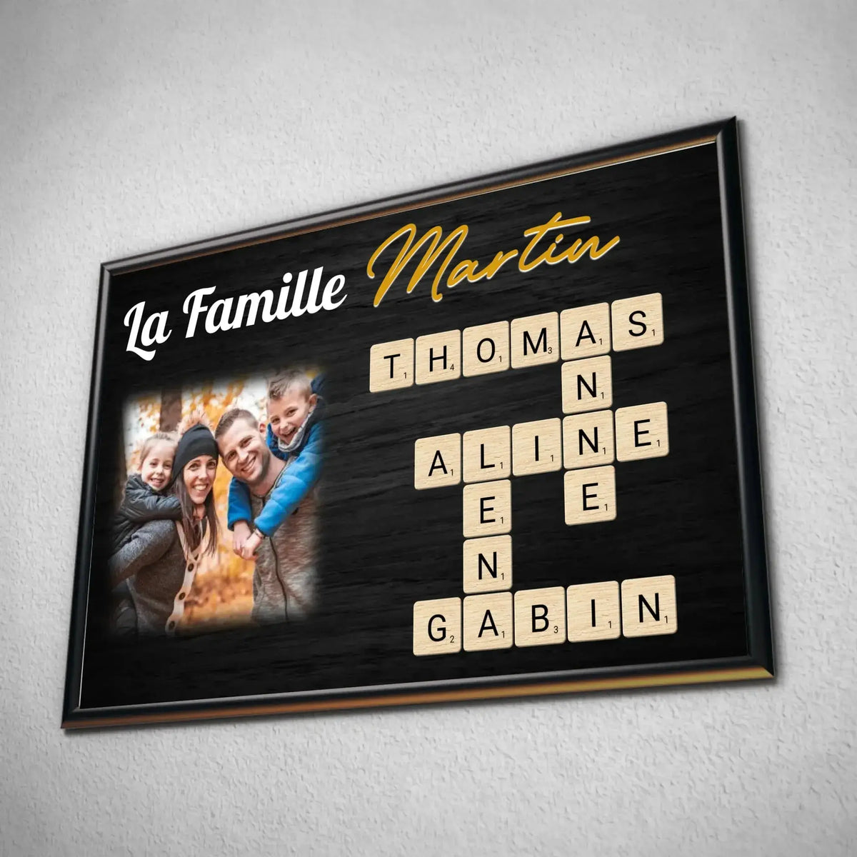 Tableau famille personnalisé Scrabble dans un cadre noir, incliné