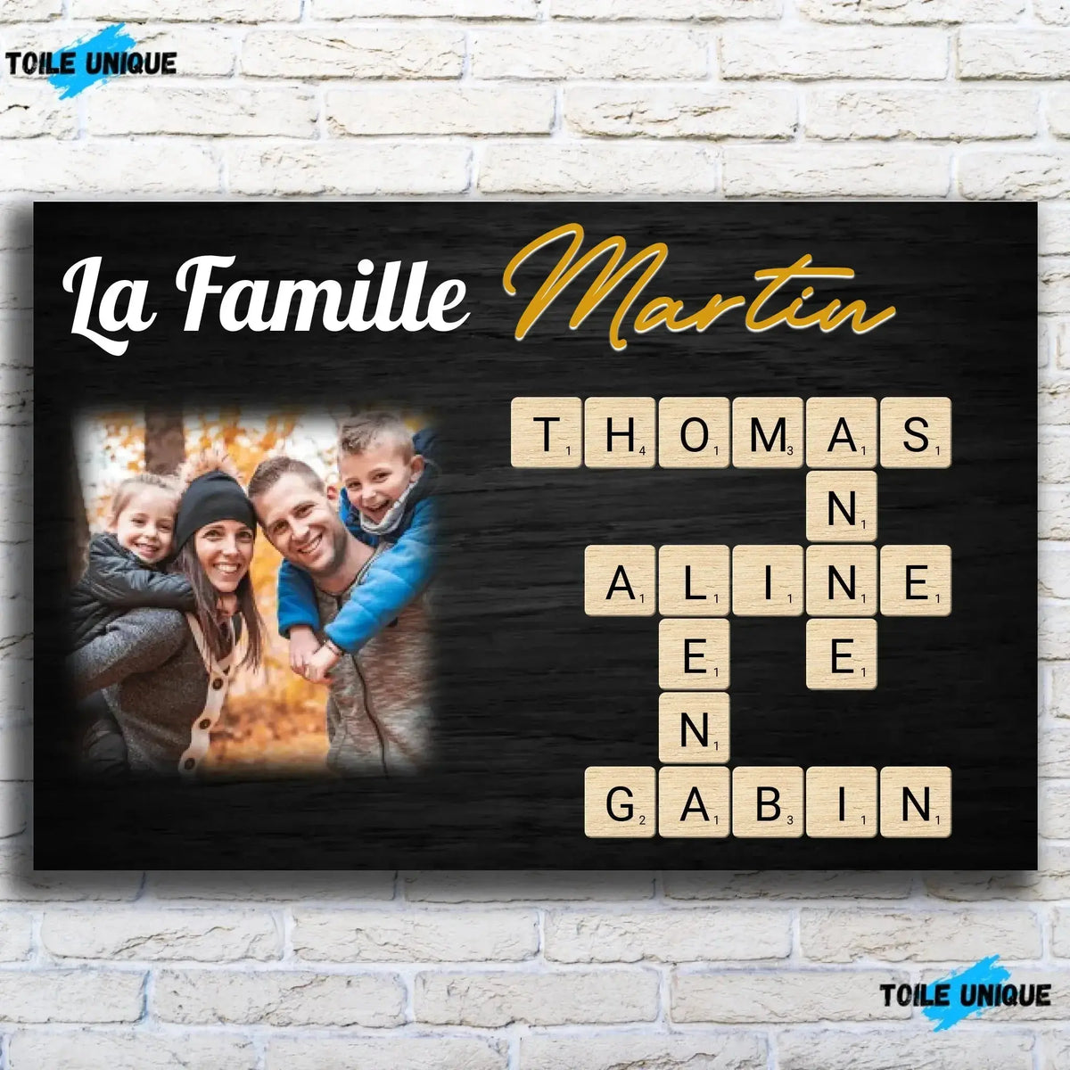 Tableau famille personnalisé Scrabble, vue de face sur mur de briques blanches
