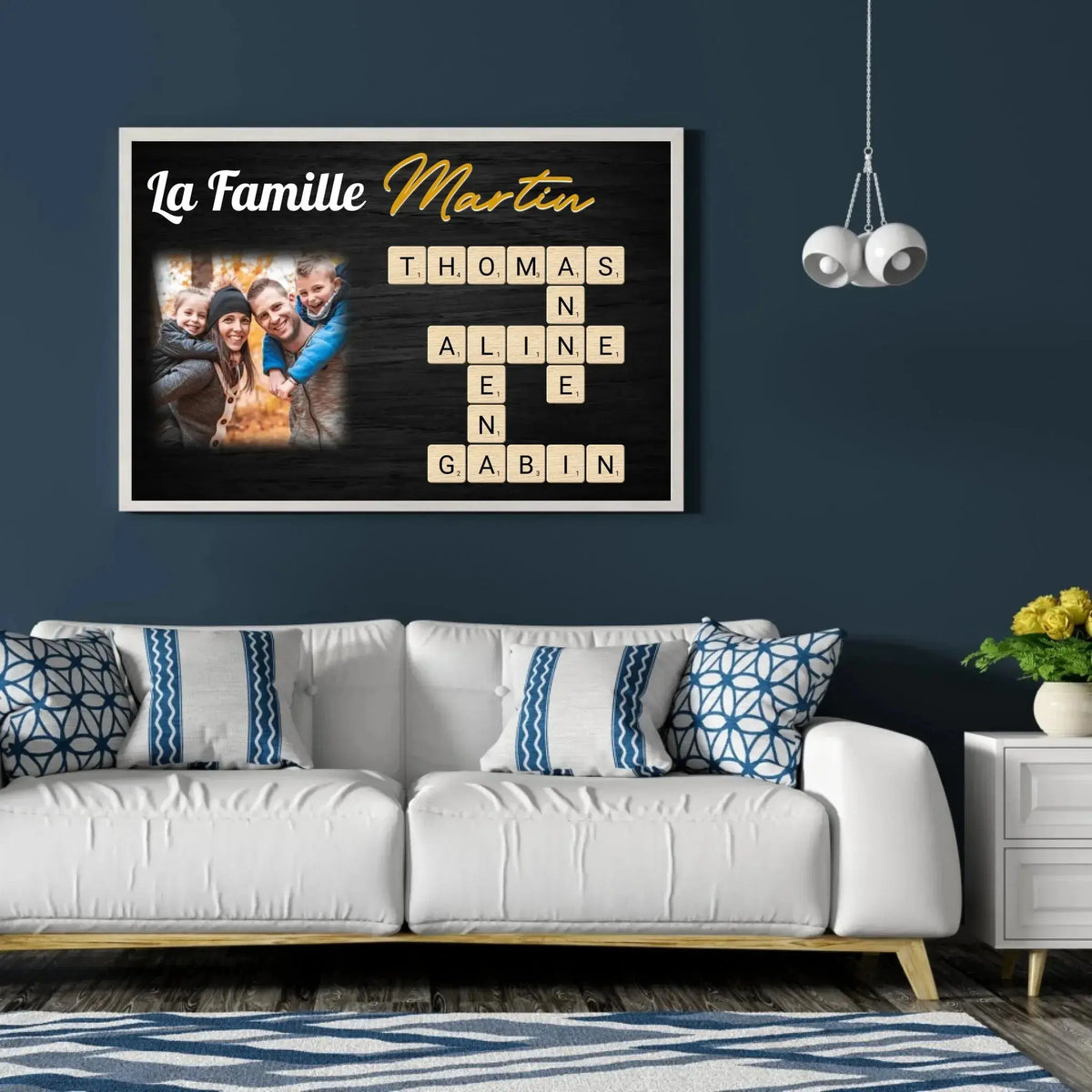 Tableau famille personnalisé Scrabble accroché au mur, salon bleu foncé