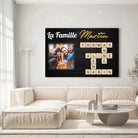 Tableau famille personnalisé Scrabble accroché au mur, salon canapé blanc