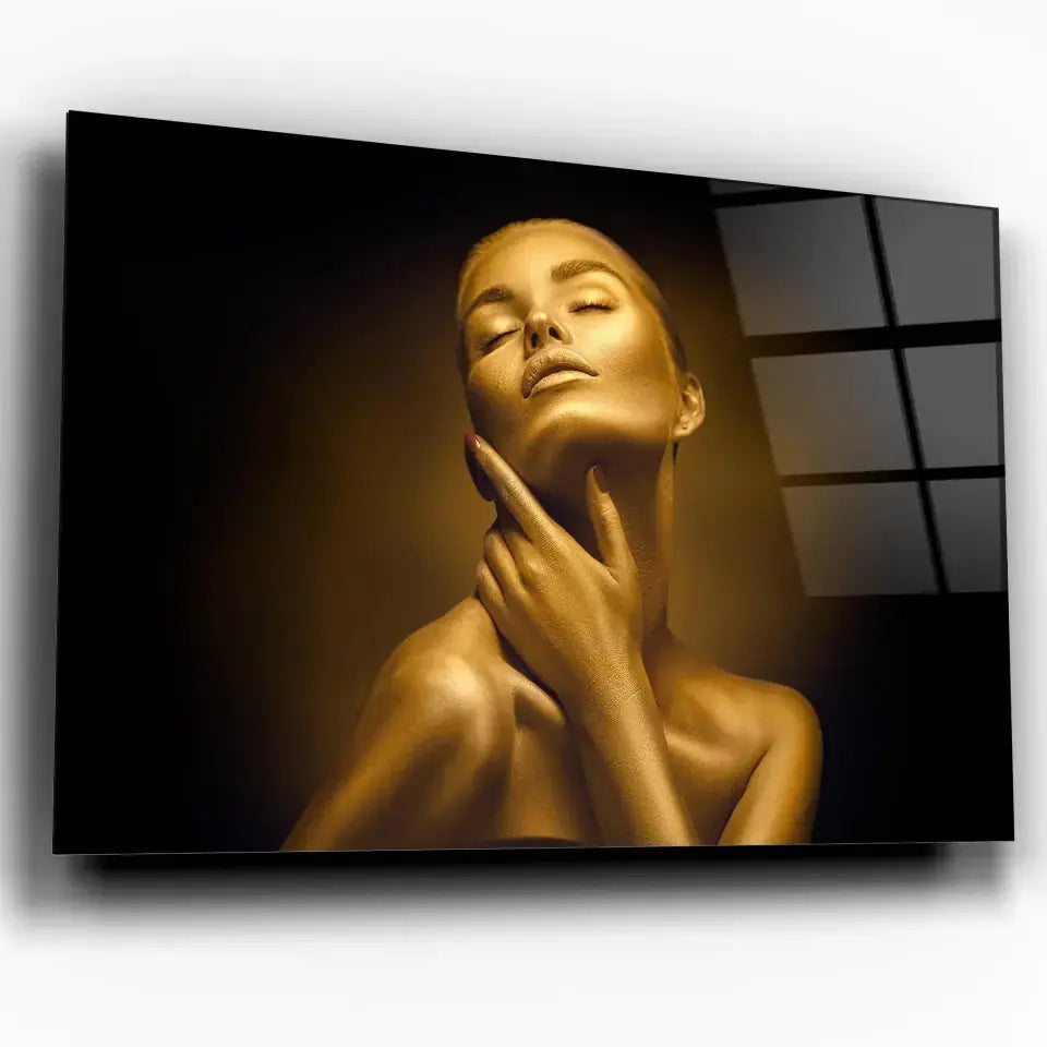Tableau Femme Dorée à l'Or Fin en verre acrylique, vue inclinée sur fond blanc
