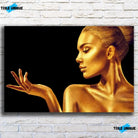 Tableau Femme glamour en or en affiche, vue de face sur un mur de briques blanches