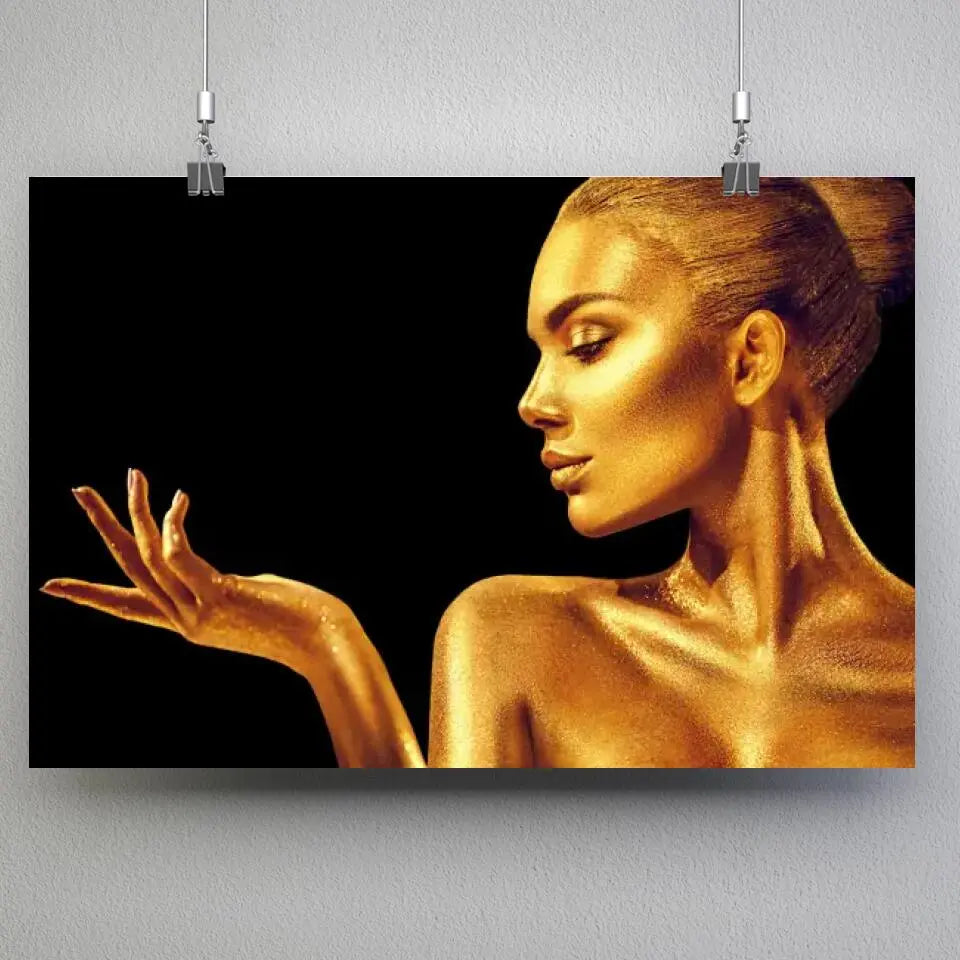 Tableau Femme glamour en or en affiche suspendue par des pinces sur un mur gris