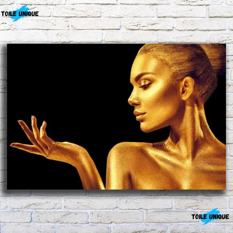 Tableau Femme glamour en or sur toile, vue de face sur un mur de briques blanches