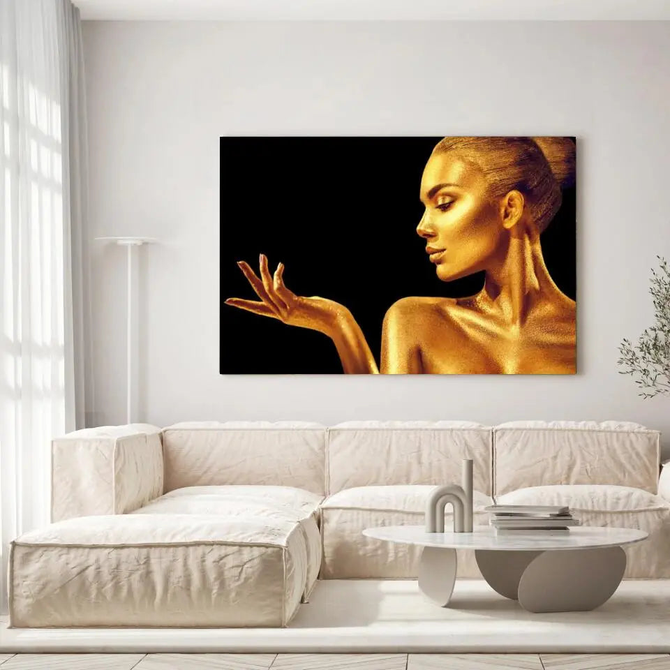 Tableau Femme glamour en or sur toile, accrochée dans un salon lumineux au-dessus d'un canapé beige