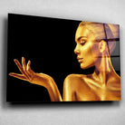 Tableau Femme glamour en or en verre acrylique, vue inclinée sur un mur gris clair