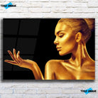 Tableau Femme glamour en or en verre acrylique, vue de face sur un mur de briques blanches
