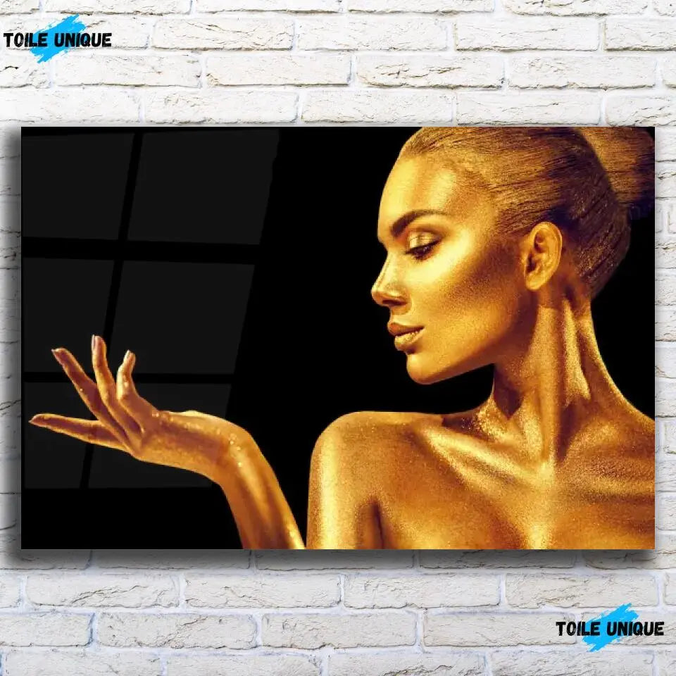 Tableau Femme glamour en or en verre acrylique, vue de face sur un mur de briques blanches