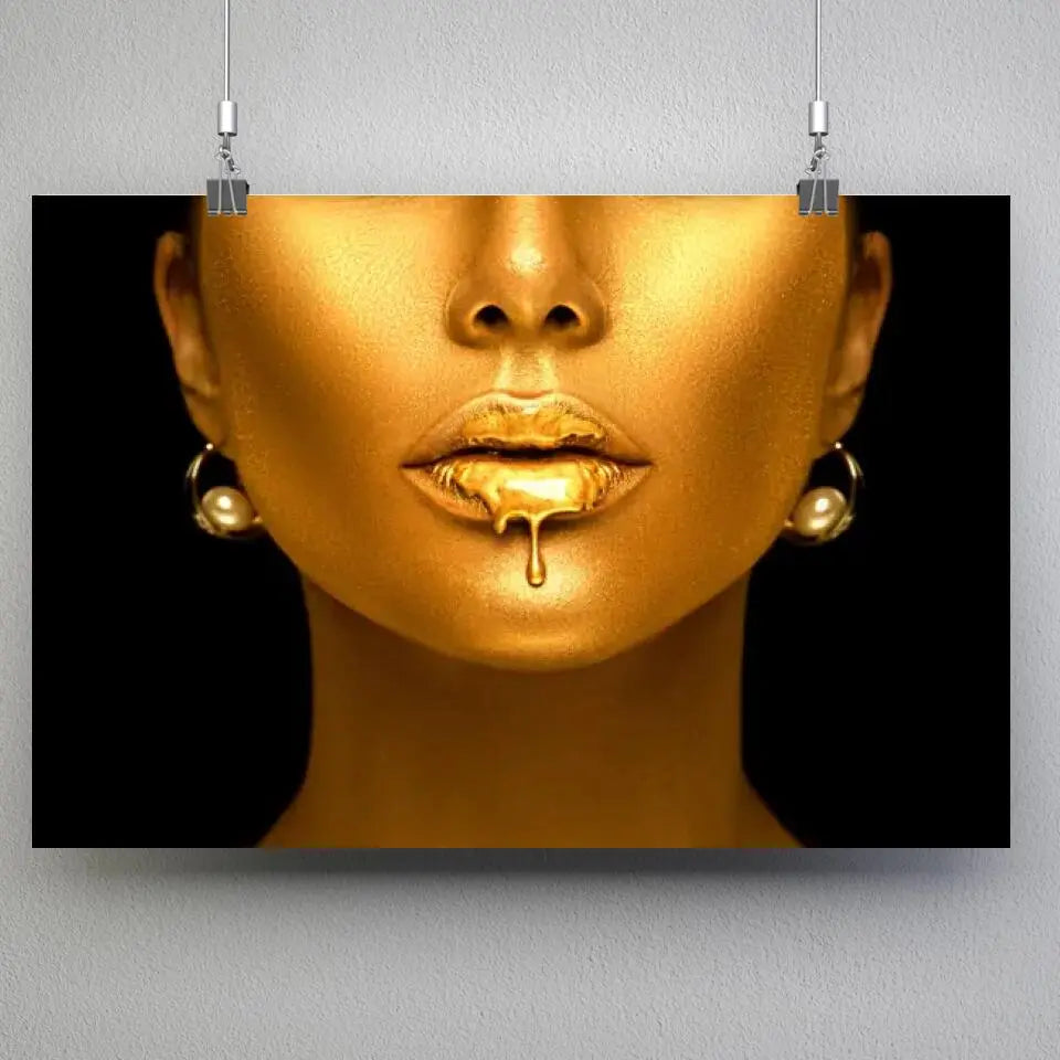 Tableau Femme maquillage en or en affiche suspendue par des pinces sur un mur gris