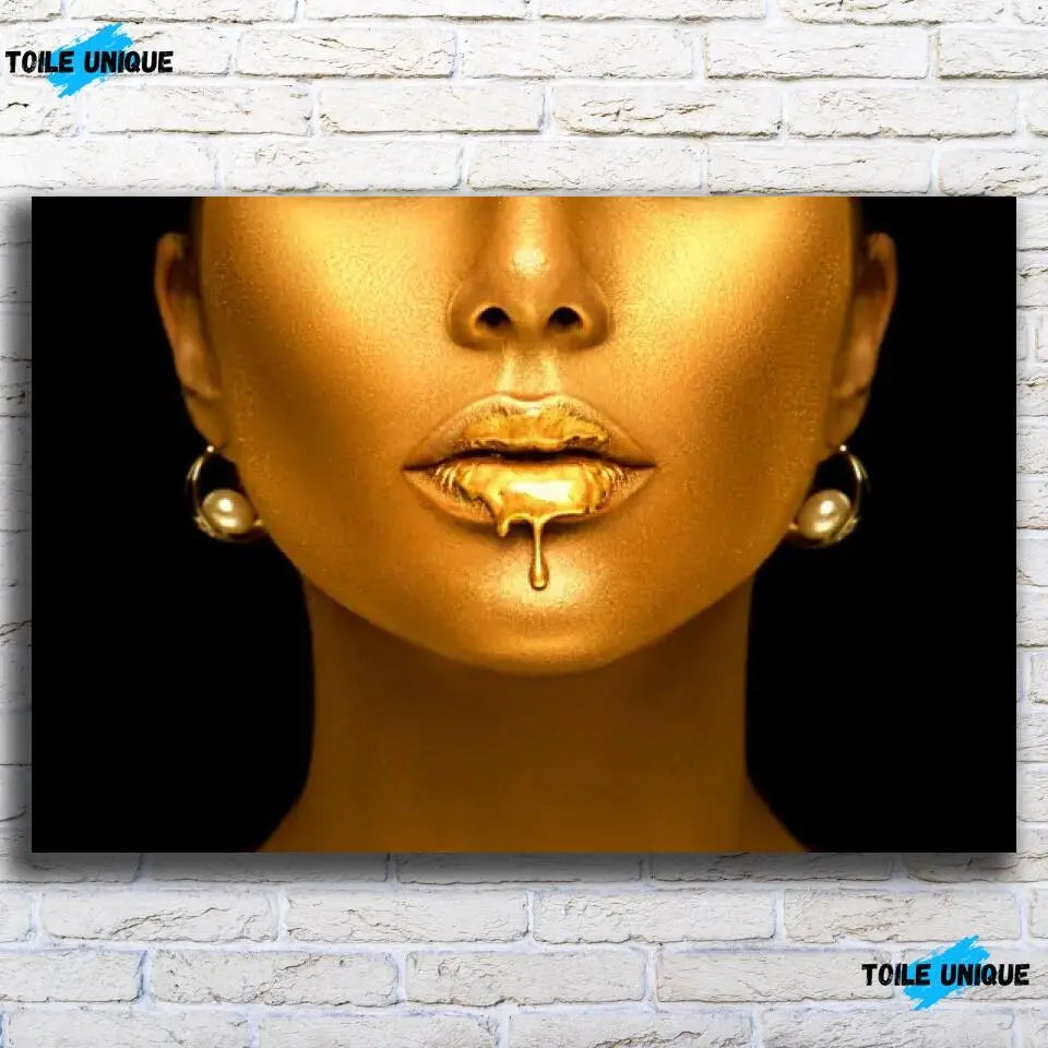 Tableau Femme maquillage en or sur toile, vue de face sur un mur de briques blanches