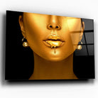Tableau Femme maquillage en or en verre acrylique, vue inclinée sur fond blanc