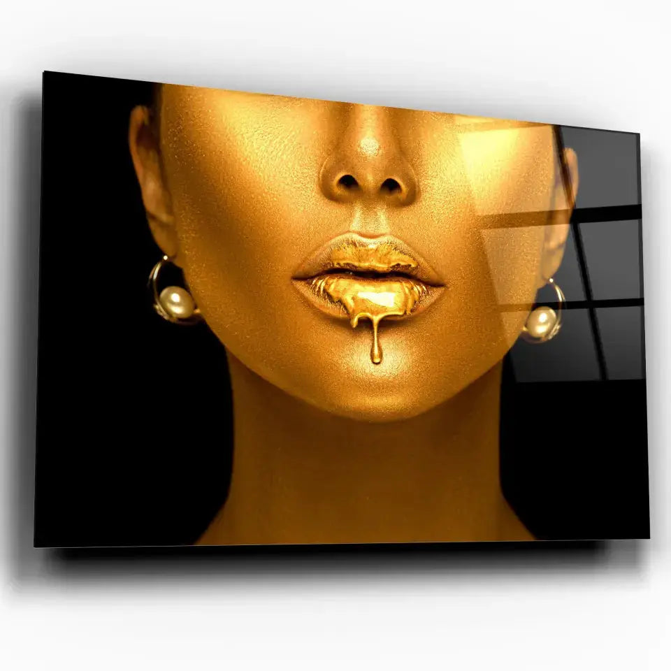 Tableau Femme maquillage en or en verre acrylique, vue inclinée sur fond blanc
