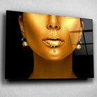 Tableau Femme maquillage en or en verre acrylique, vue inclinée sur un mur gris clair