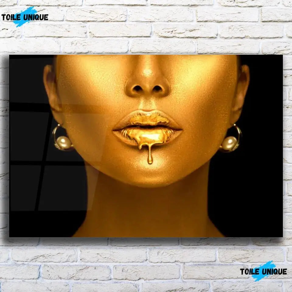 Tableau Femme maquillage en or en verre acrylique, vue de face sur un mur de briques blanches