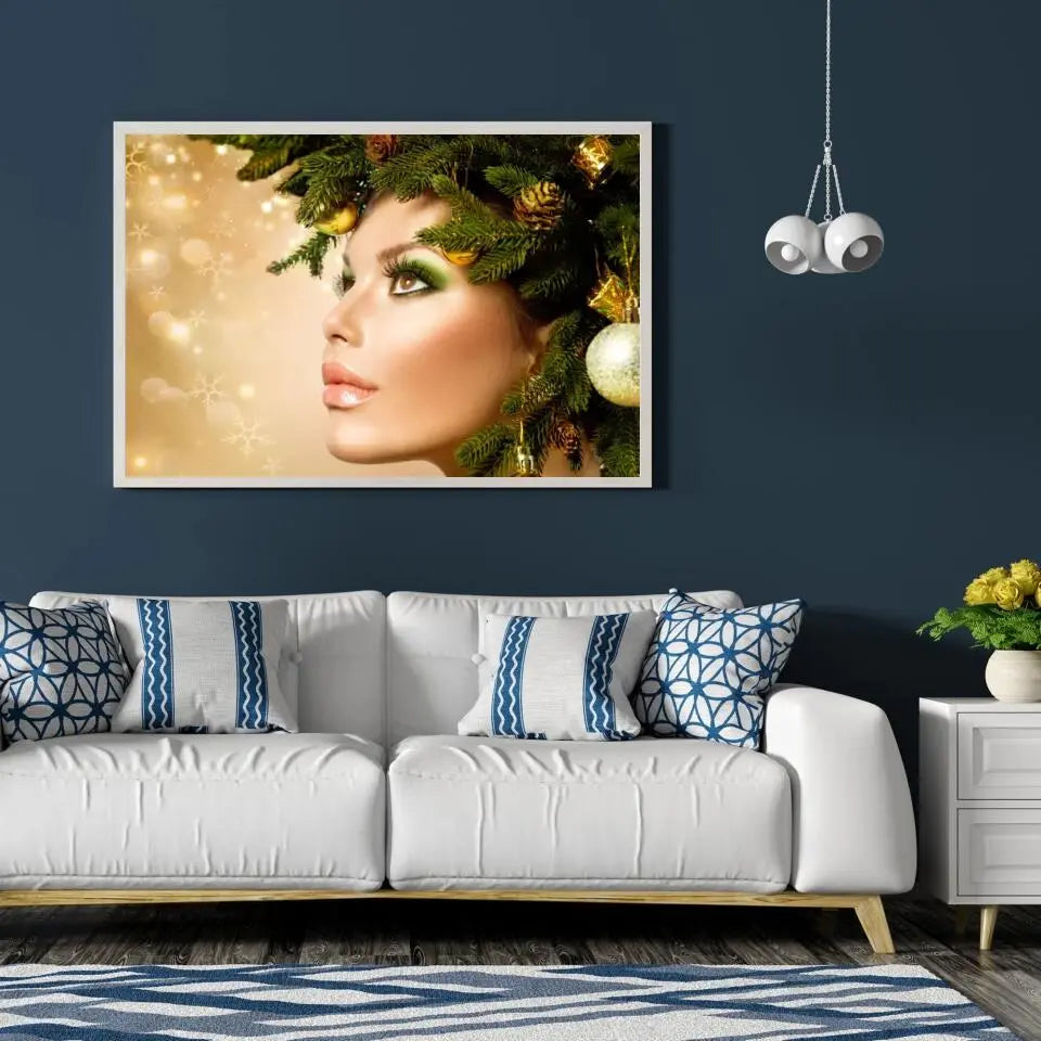 Tableau Femme noël en or en affiche encadrée dans un salon bleu nuit au-dessus d'un canapé blanc