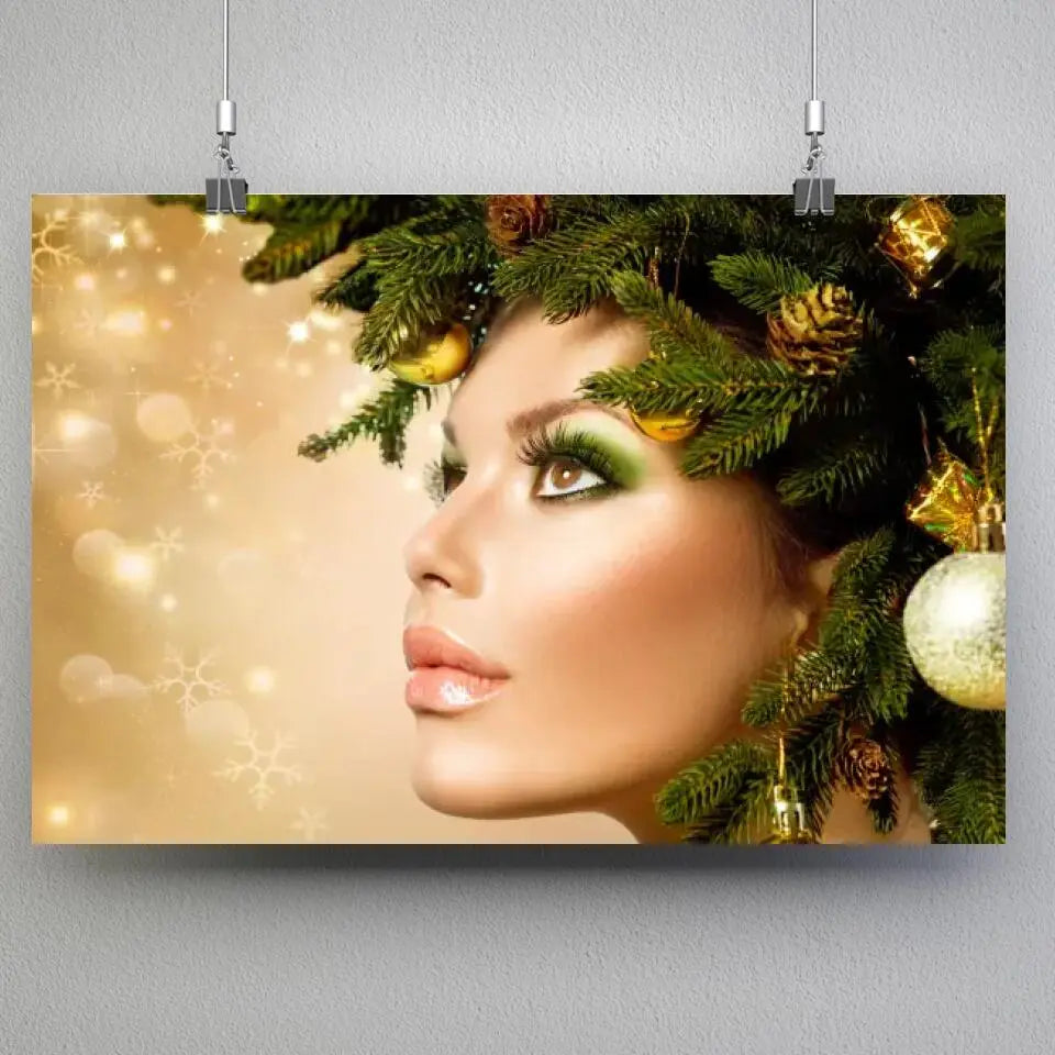 Tableau Femme noël en or en affiche suspendue par des pinces sur un mur gris