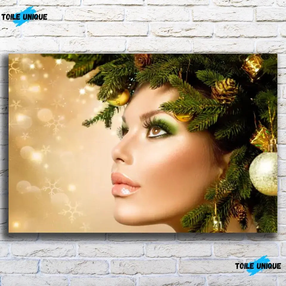 Tableau Femme noël en or sur toile, vue de face sur un mur de briques blanches