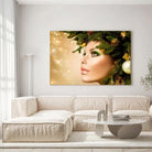 Tableau Femme noël en or sur toile, accrochée dans un salon lumineux au-dessus d'un canapé beige