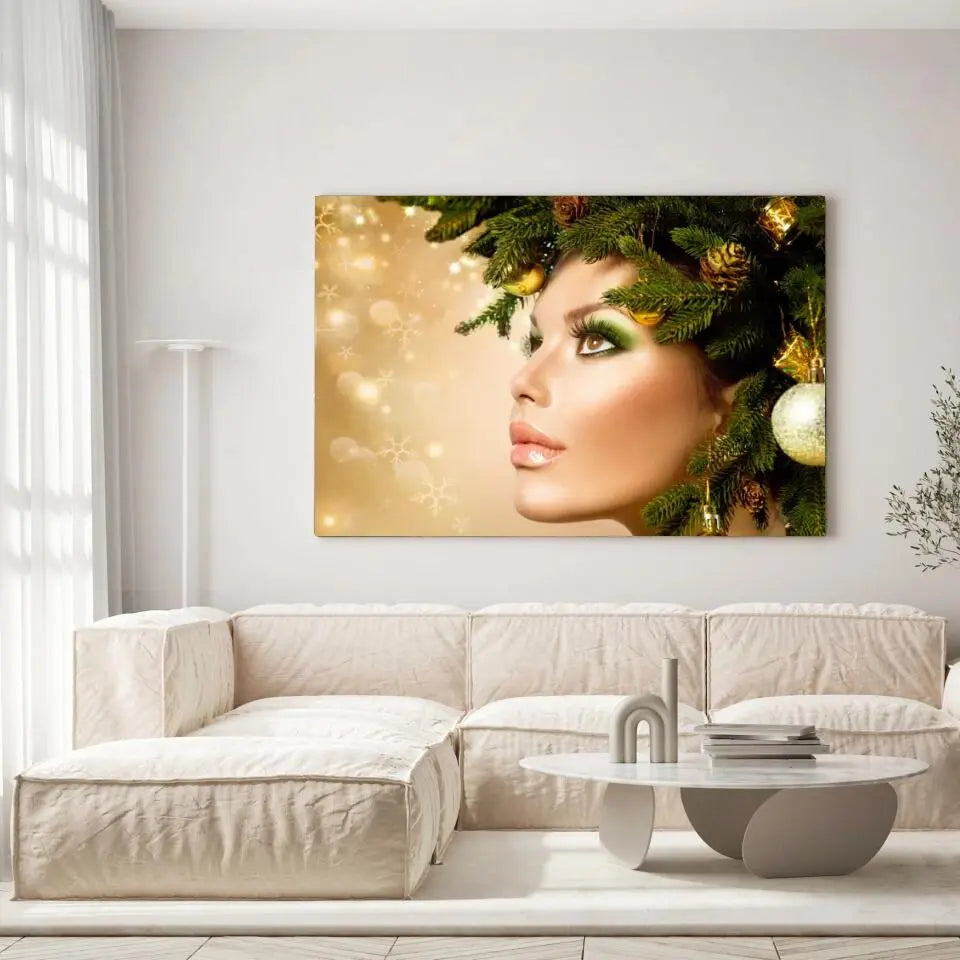 Tableau Femme noël en or sur toile, accrochée dans un salon lumineux au-dessus d'un canapé beige