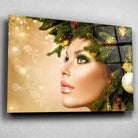 Tableau Femme noël en or en verre acrylique, vue inclinée sur un mur gris clair