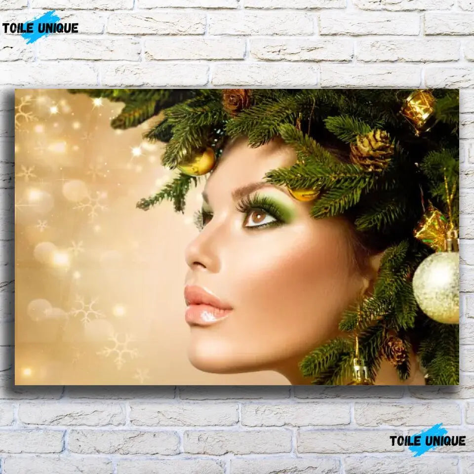 Tableau Femme noël en or en verre acrylique, vue de face sur un mur de briques blanches