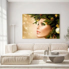 Tableau Femme noël en or en verre acrylique, accroché dans un salon lumineux au-dessus d'un canapé beige