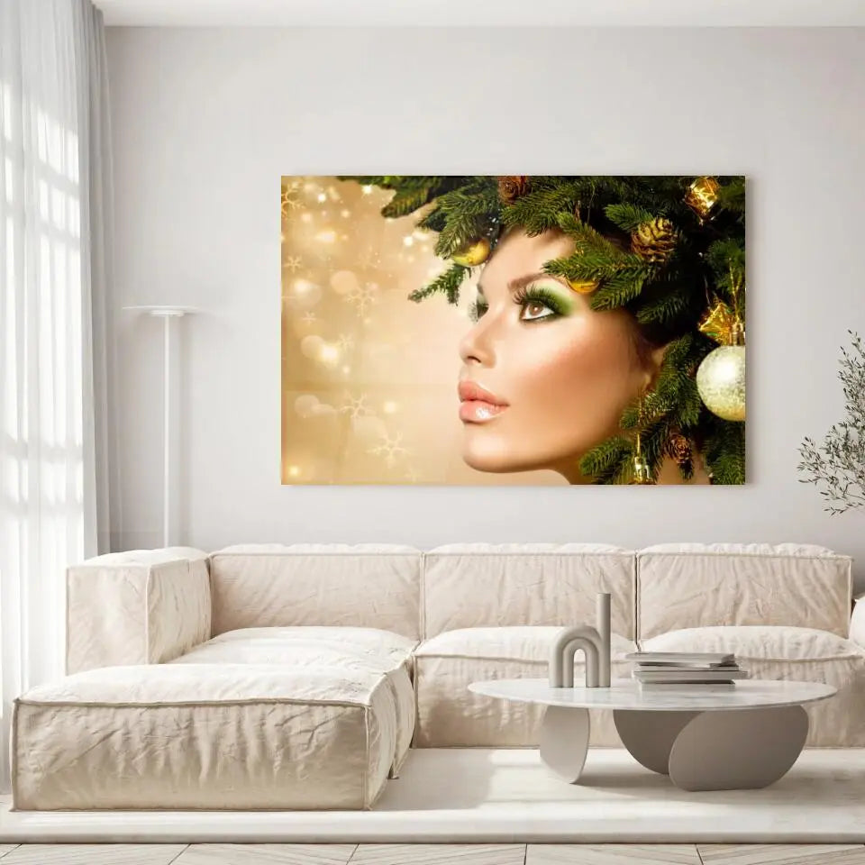 Tableau Femme noël en or en verre acrylique, accroché dans un salon lumineux au-dessus d'un canapé beige