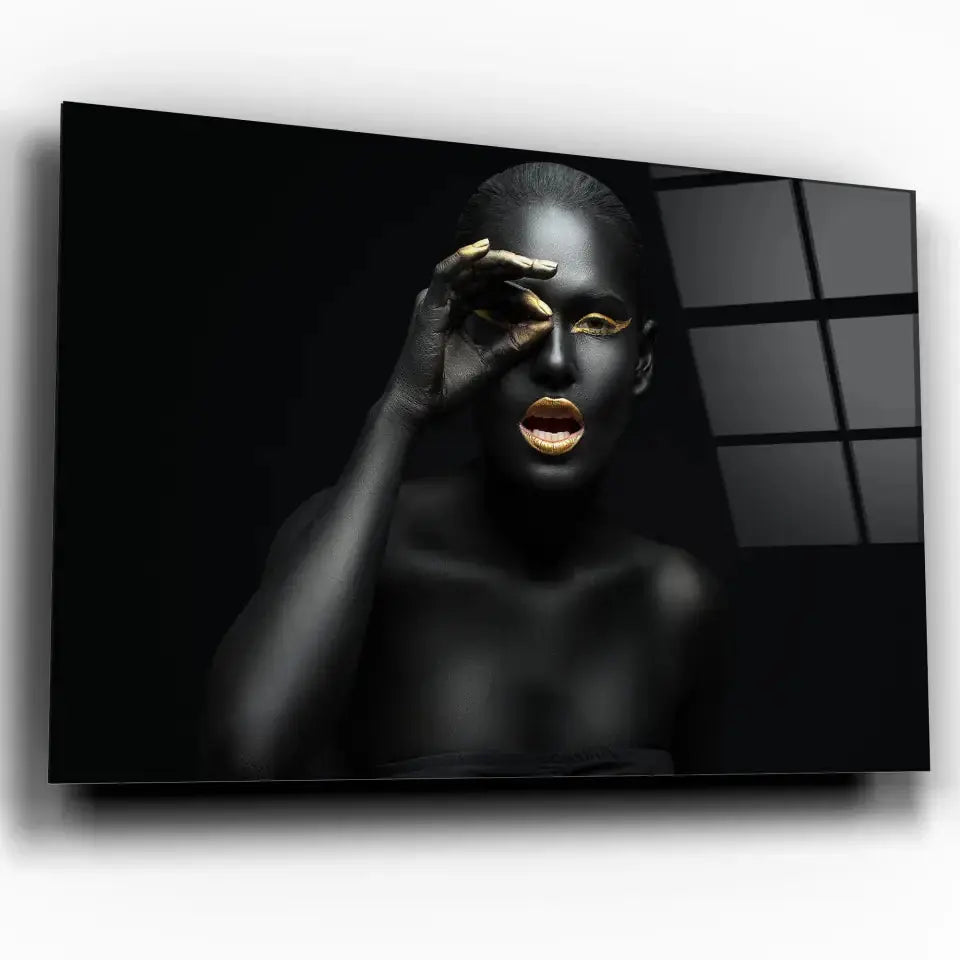 Tableau Femme en noir et or en verre acrylique, vue inclinée sur fond blanc