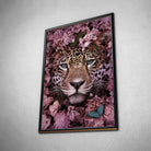 Tableau léopard feuillage en affiche encadrée noire, vue inclinée sur un mur gris