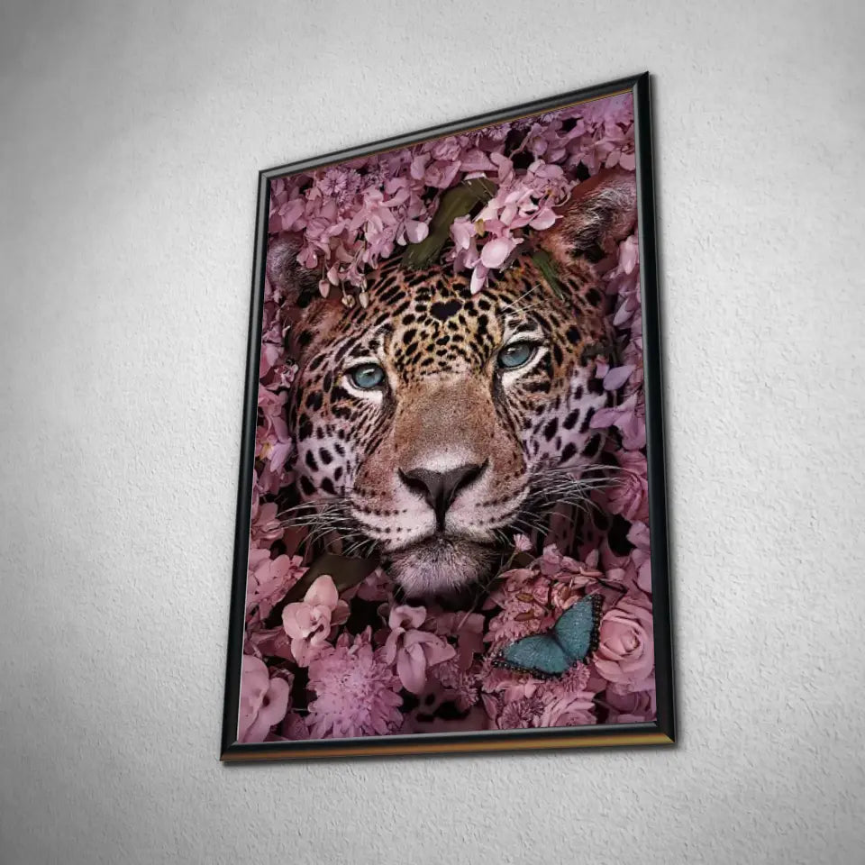 Tableau léopard feuillage en affiche encadrée noire, vue inclinée sur un mur gris