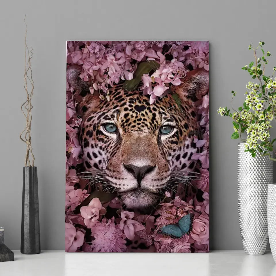 Tableau léopard feuillage en affiche posée sur une étagère avec des vases
