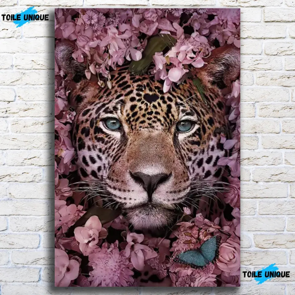 Tableau léopard feuillage sur toile, accroché sur un mur de briques blanches (vue 2)