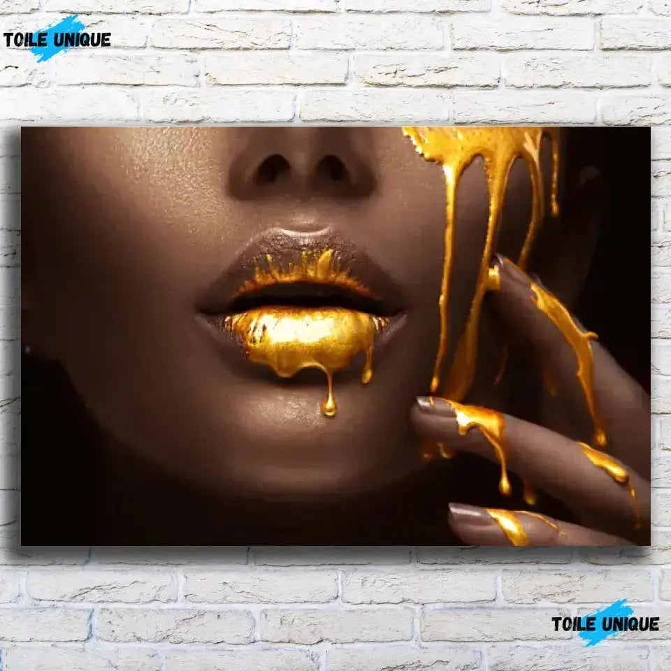 Tableau Lèvre et or liquide en affiche, vue de face sur un mur de briques blanches