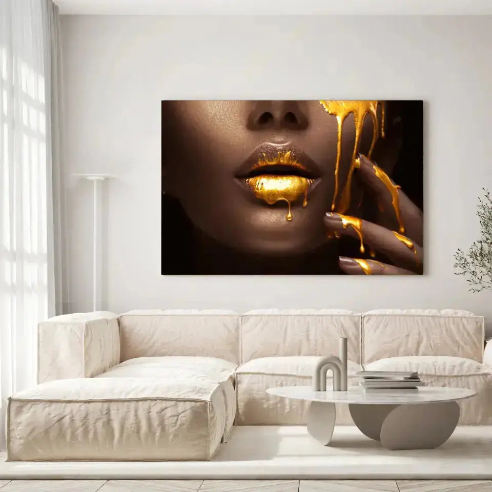 Tableau Lèvre et or liquide sur toile, accrochée dans un salon lumineux au-dessus d'un canapé beige