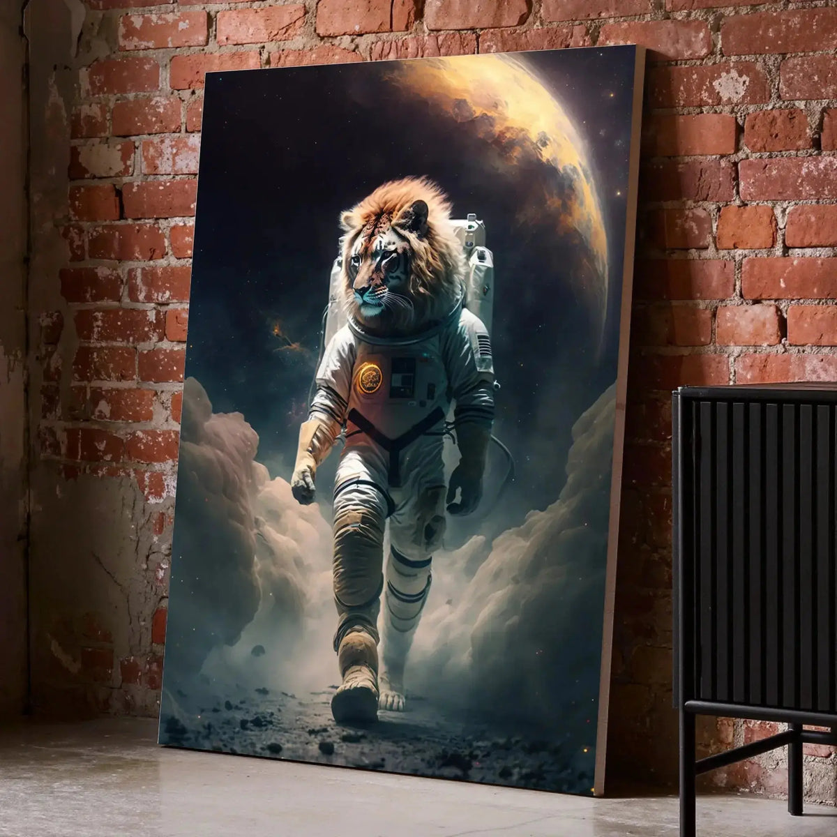Tableau Lion Astronaute sur toile, posé au sol contre un mur de briques rouges