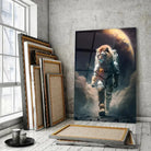 Tableau Lion Astronaute en verre acrylique, posé devant des cadres empilés