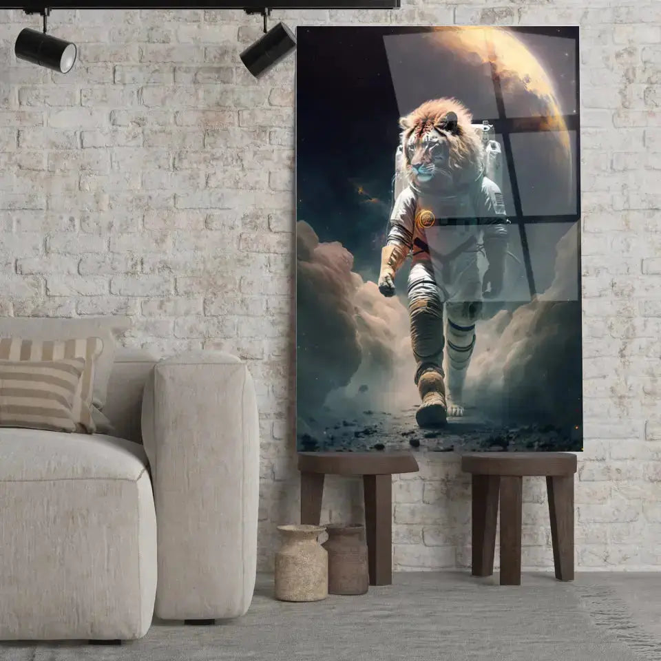 Tableau Lion Astronaute en verre acrylique, posé sur des tabourets devant un mur de briques