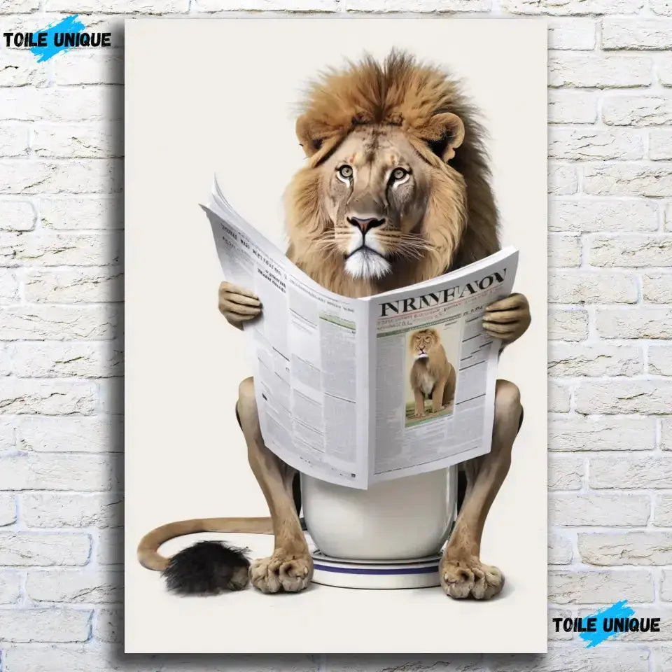 Tableau Lion aux toilettes sur toile, accroché sur un mur de briques blanches