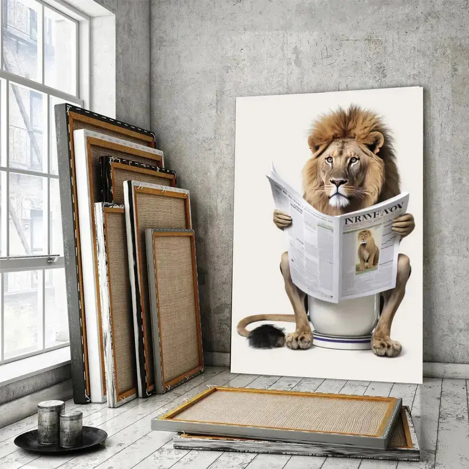 Tableau Lion aux toilettes sur toile, posé devant des cadres empilés près d'une fenêtre