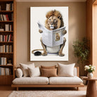 Tableau Lion aux toilettes sur toile, accroché dans un salon avec bibliothèque
